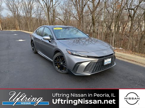 Used 2025 Toyota Camry SE image 1