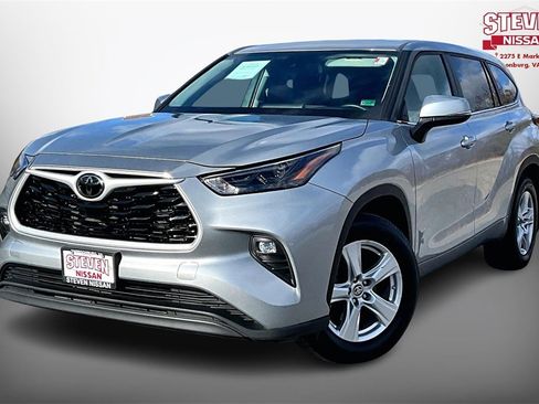 Used 2024 Toyota Highlander LE image 3