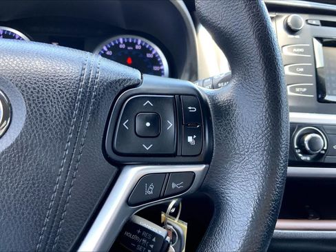 Used 2017 Toyota Highlander LE FWD image 23
