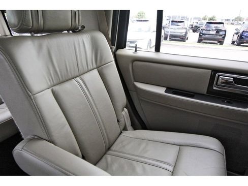 Used 2015 Lincoln Navigator 2WD image 11