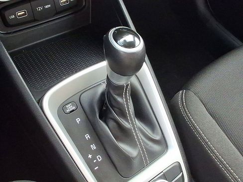 Certified 2022 Hyundai Venue SEL image 12