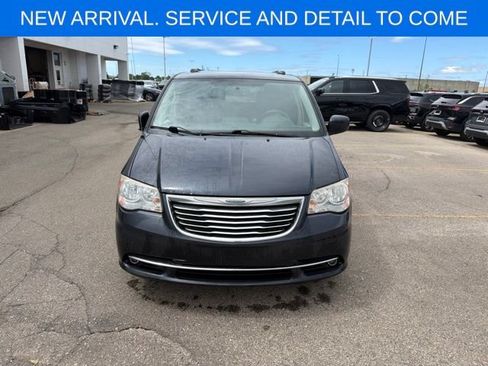 Used 2014 Chrysler Town & Country Touring FWD image 3