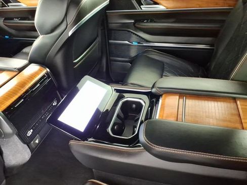 Used 2024 Jeep Grand Wagoneer L Series III image 10