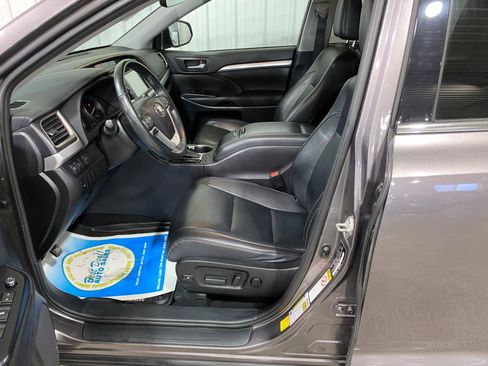 Used 2019 Toyota Highlander XLE image 14
