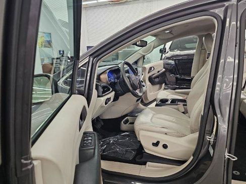 Used 2017 Chrysler Pacifica Touring-L FWD image 30