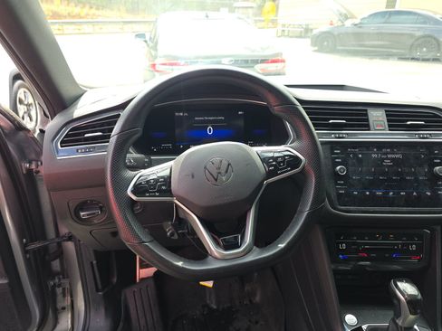 Used 2022 Volkswagen Tiguan SE R-Line image 17