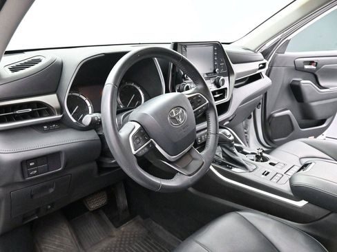 Used 2022 Toyota Highlander XLE AWD/4WD image 16
