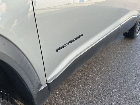 Used 2023 GMC Acadia SLE w/ Driver Convenience Package image 3