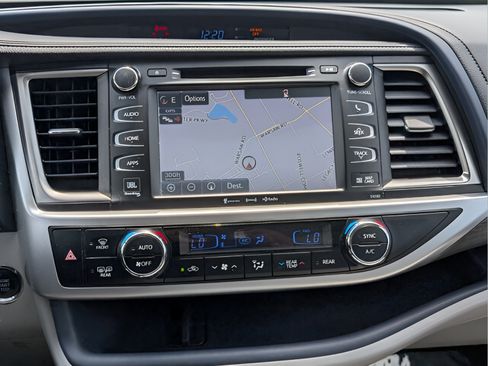 Used 2018 Toyota Highlander Limited Platinum AWD/4WD image 17