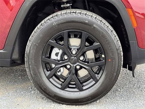 New 2025 Jeep Grand Cherokee Altitude image 24