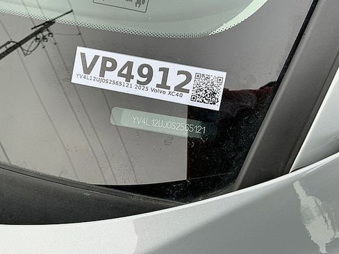 Certified 2025 Volvo XC40 B5 Core image 29