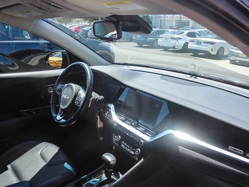 Used 2022 Kia Niro Touring Special Edition FWD image 21