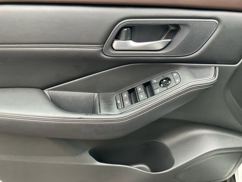 Used 2023 Nissan Rogue SV w/ SV Premium B Package image 10