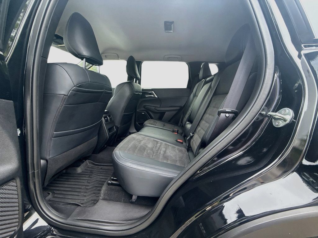 Used 2025 Mitsubishi Outlander SE FWD image 26