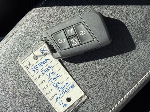 Used 2022 Volkswagen Taos SEL image 32