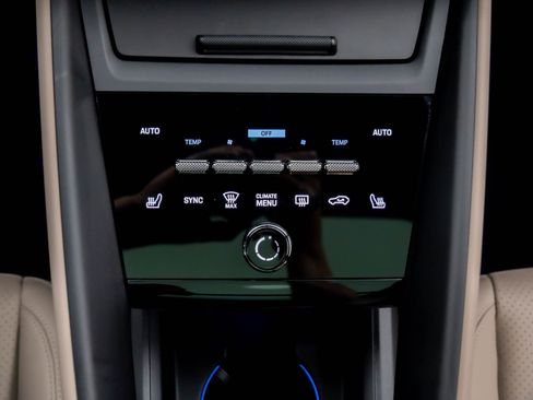 Certified 2025 Porsche Macan Electric image 21