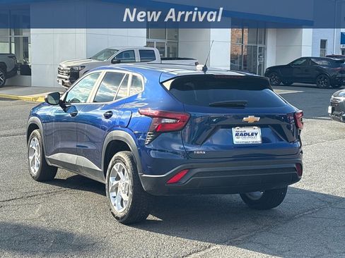 Used 2024 Chevrolet Trax LS w/ LS Convenience Package image 2
