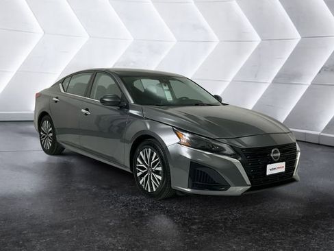 Used 2024 Nissan Altima 2.5 SV image 1