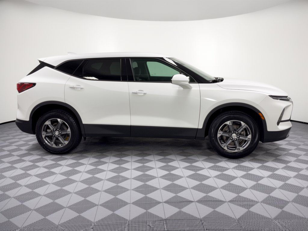 Used 2025 Chevrolet Blazer LT FWD image 8