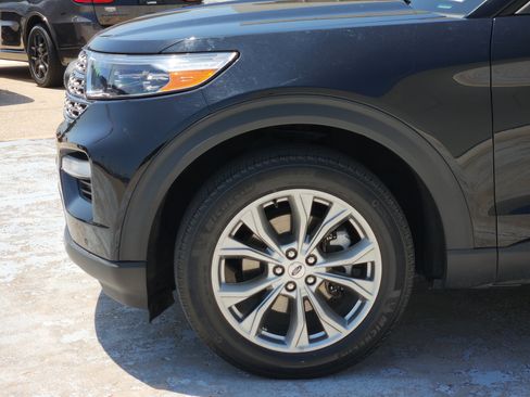 Used 2023 Ford Explorer Limited AWD/4WD image 9