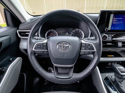 Used 2024 Toyota Highlander XLE image 12