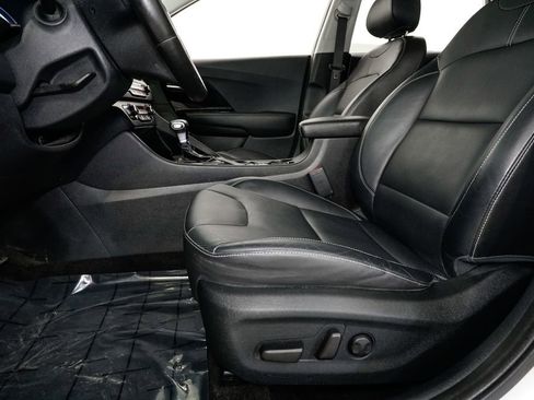 Used 2017 Kia Niro Touring image 12
