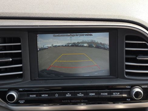 Used 2019 Hyundai Elantra Limited image 18