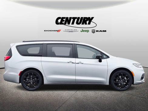 New 2026 Chrysler Pacifica Limited w/ S Appearance Package image 2