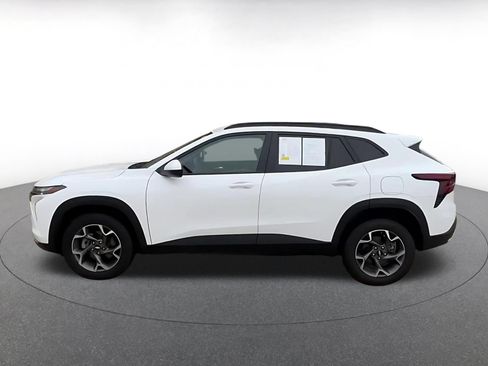 Used 2025 Chevrolet Trax LT w/ LT Convenience Package FWD image 9