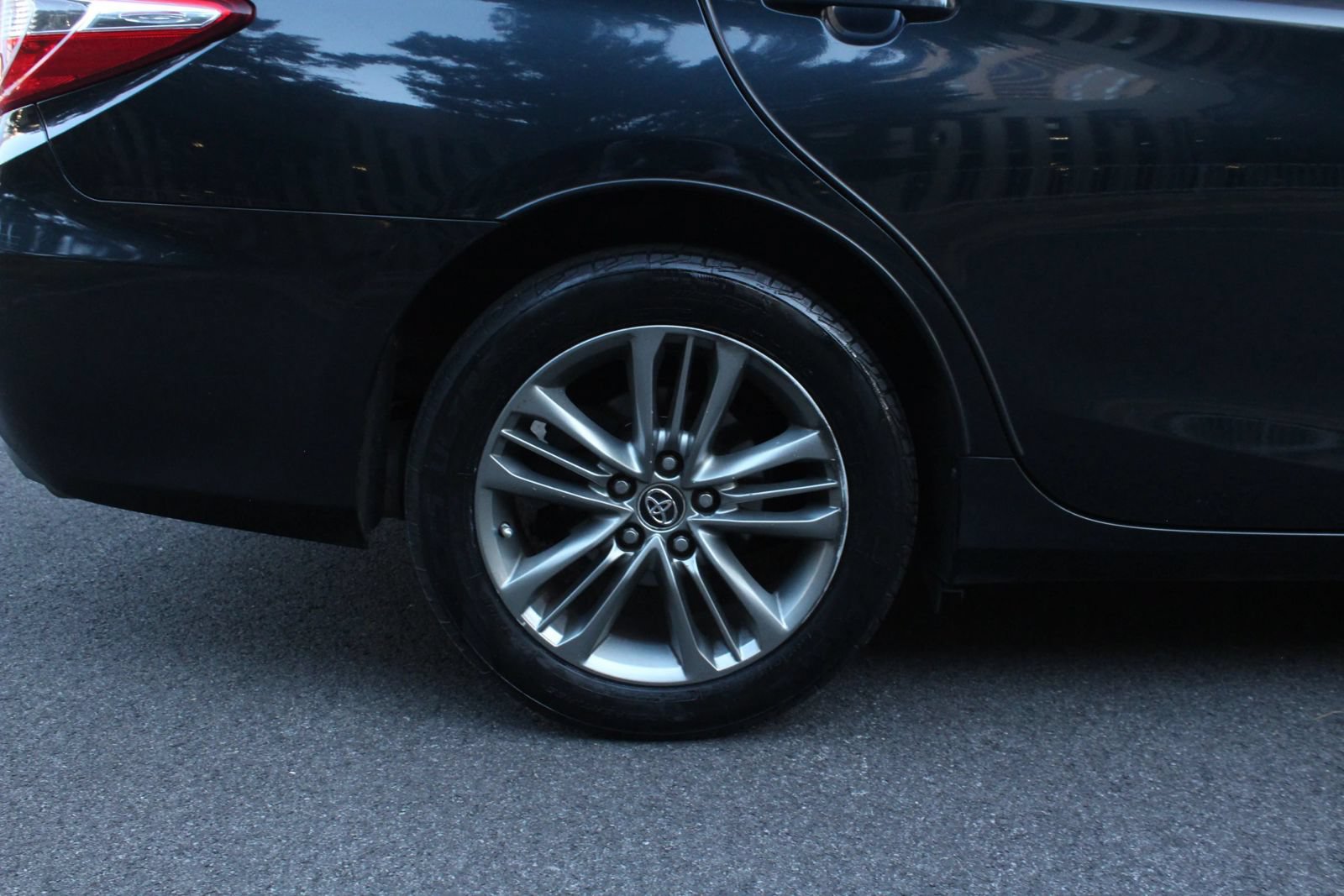 Used 2015 Toyota Camry SE FWD image 5