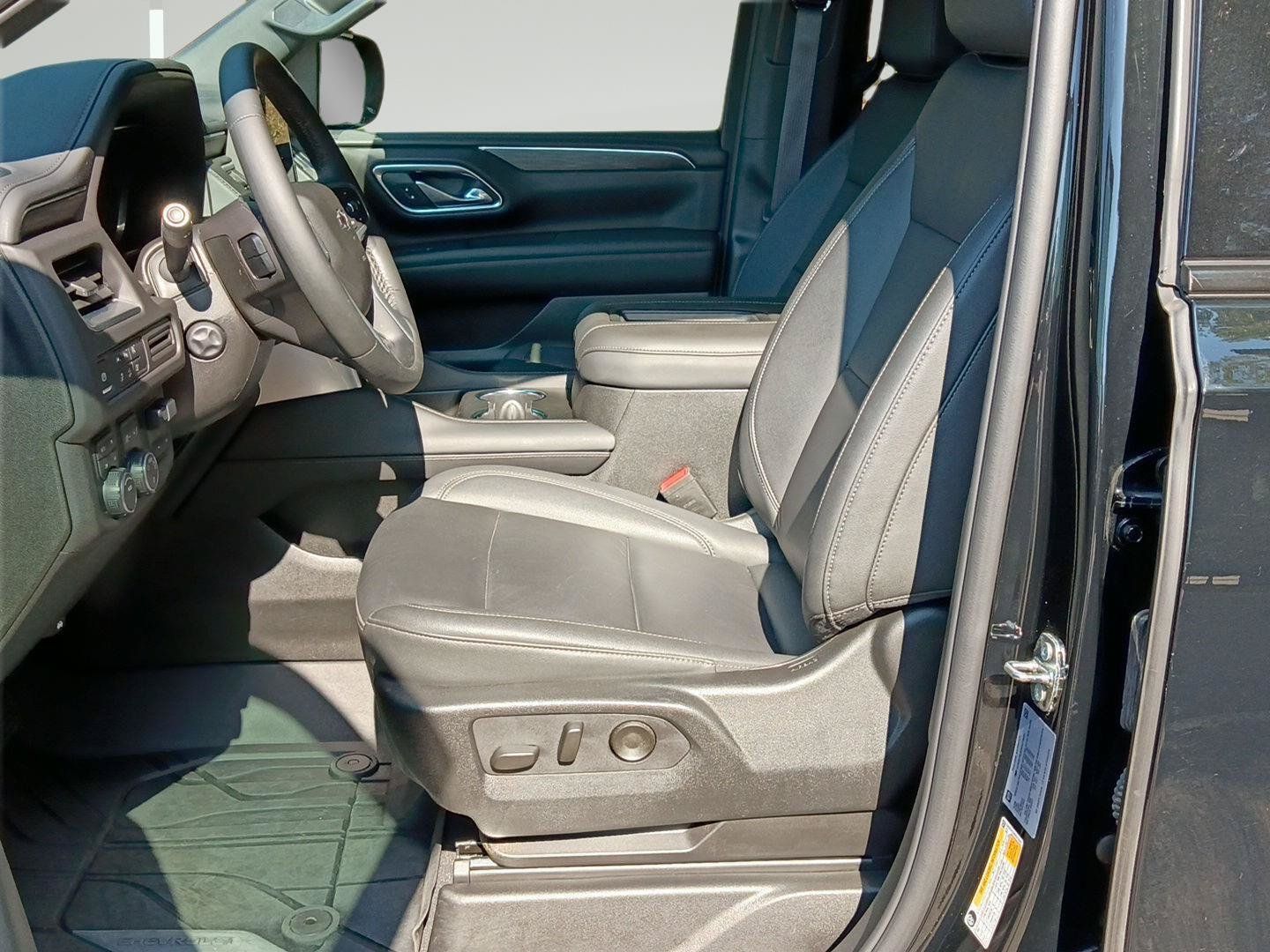 Used 2024 Chevrolet Tahoe Z71 w/ Luxury Package AWD/4WD image 28
