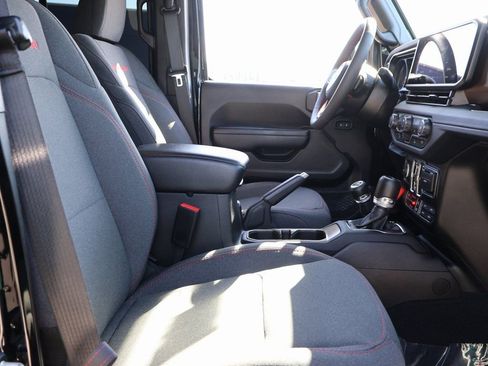 Used 2024 Jeep Gladiator Rubicon w/ Technology Group image 9