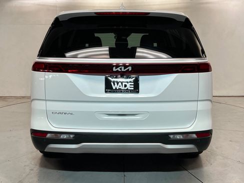 Used 2024 Kia Carnival EX FWD image 4