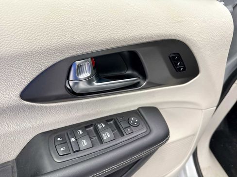 Used 2024 Chrysler Pacifica Touring-L image 21