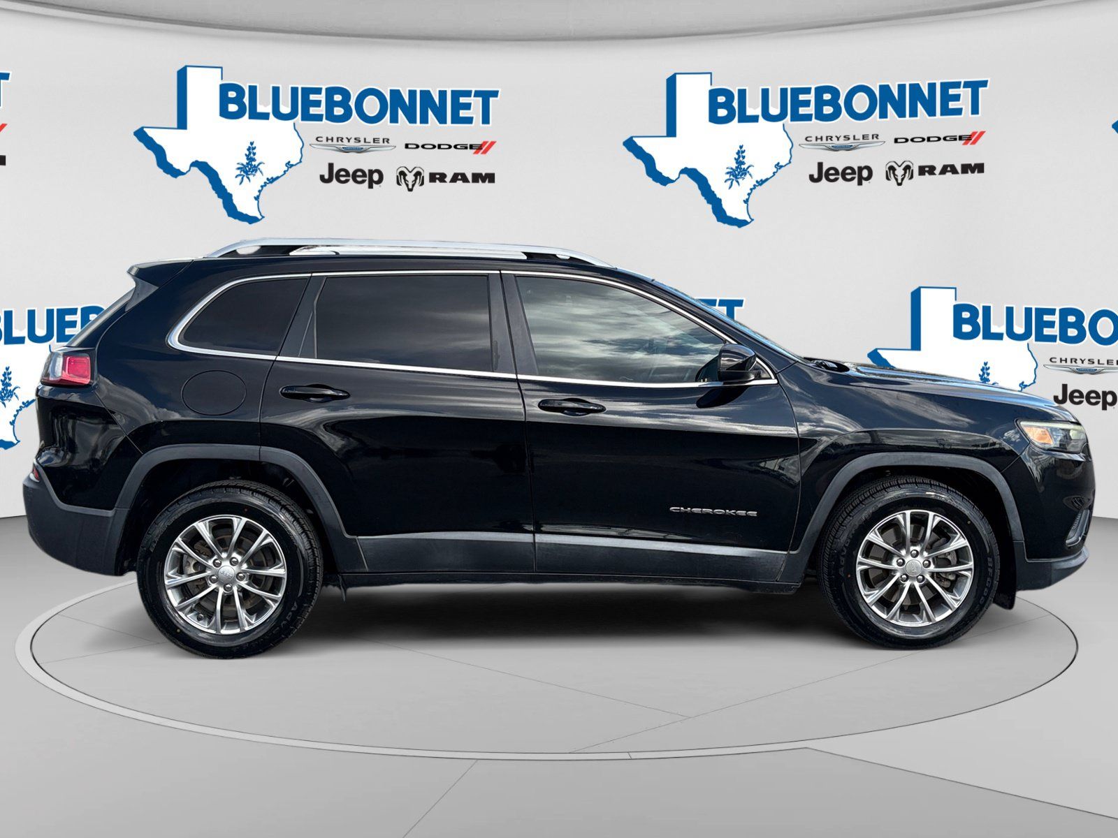 Used 2019 Jeep Cherokee Latitude Plus FWD image 4