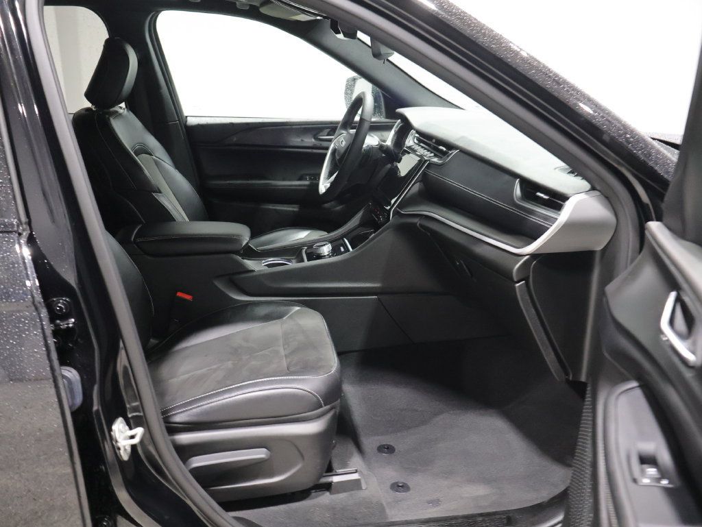 Used 2023 Jeep Grand Cherokee Altitude AWD/4WD image 22