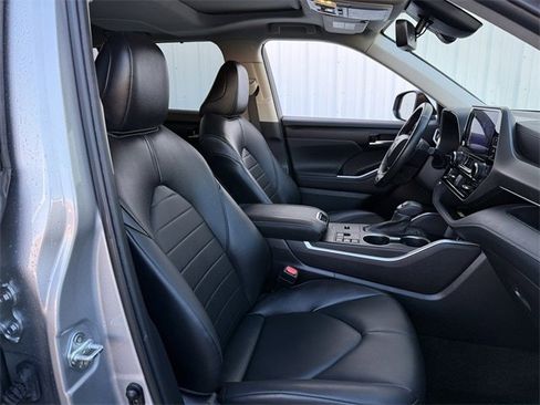 Used 2023 Toyota Highlander XLE image 31