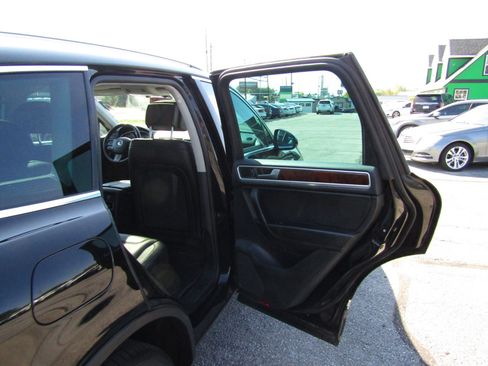 Used 2014 Volkswagen Touareg VR6 image 22