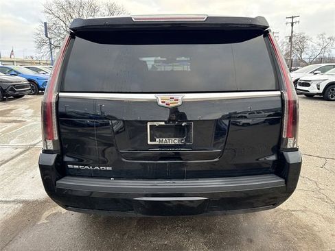 Used 2018 Cadillac Escalade Luxury image 3