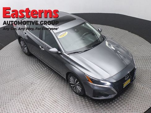 Used 2023 Nissan Altima 2.5 SV w/ SV Premium Package FWD image 3