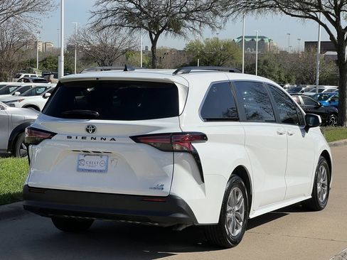 Used 2022 Toyota Sienna LE image 4