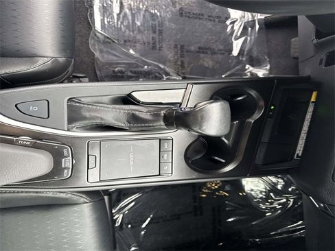 Certified 2022 Lexus UX 200 w/ Accessory Package (Z2) image 24