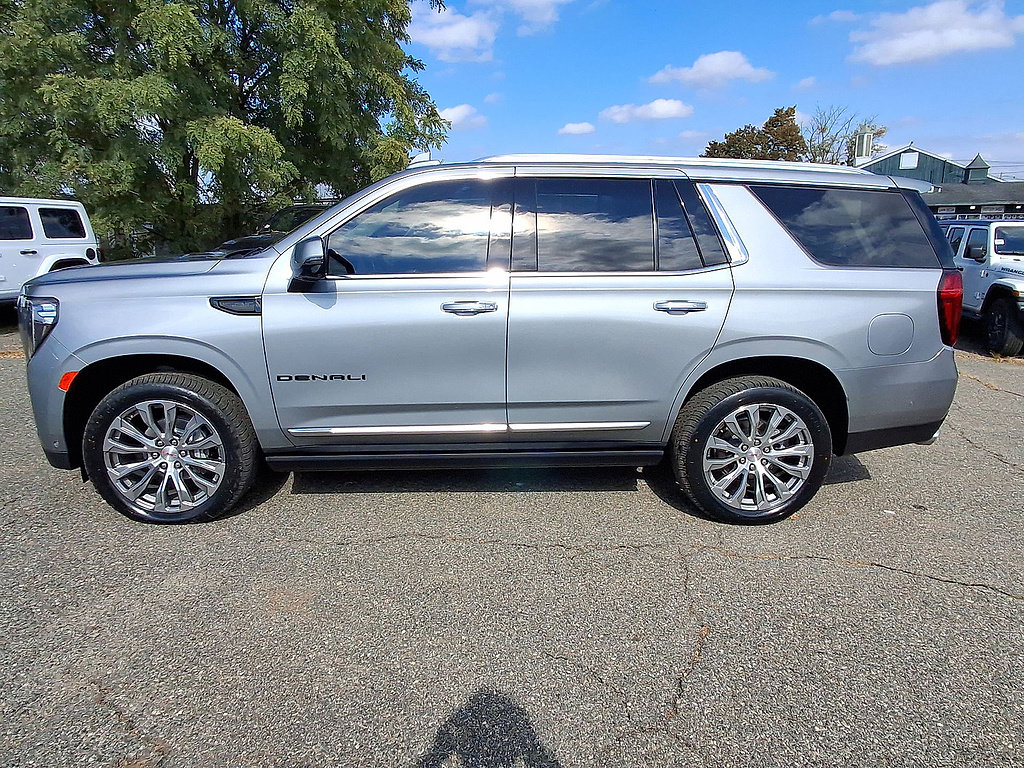Used 2024 GMC Yukon Denali w/ Advanced Technology Package AWD/4WD image 5