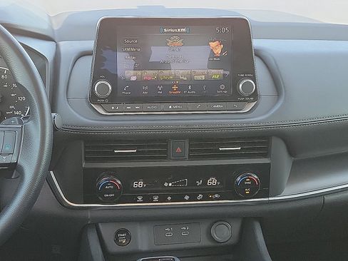 Used 2024 Nissan Rogue SV image 10