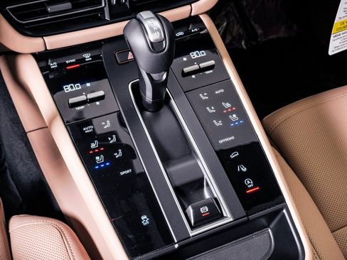 Certified 2025 Porsche Macan image 24