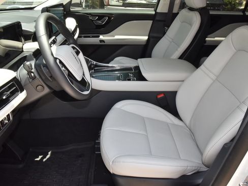 New 2026 Lincoln Aviator 2WD image 13