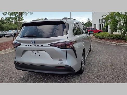 Used 2023 Toyota Sienna XLE image 27
