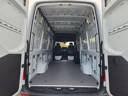 Used 2025 Mercedes-Benz Sprinter 2500 image 14