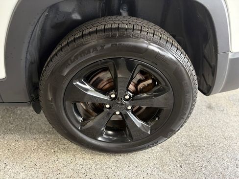 Used 2019 Jeep Cherokee Latitude Plus AWD/4WD image 25