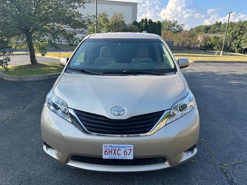 Used 2013 Toyota Sienna LE image 11